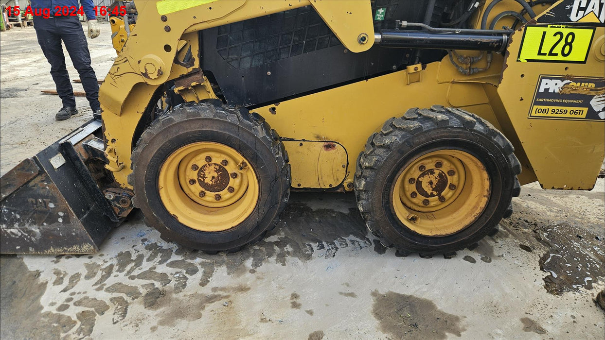 2016 CAT 232D SKID STEER LOADER (L28) WITH A/C CAB AND 2270 HOURS