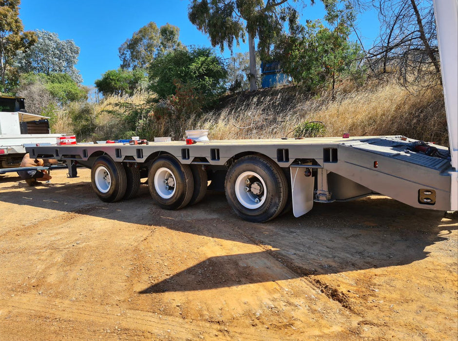 1989 LUSTY TRI-AXLE TAG TRAILER, 45,000 ATM RATED, HYDRAULIC RAMPS, RING FEDER