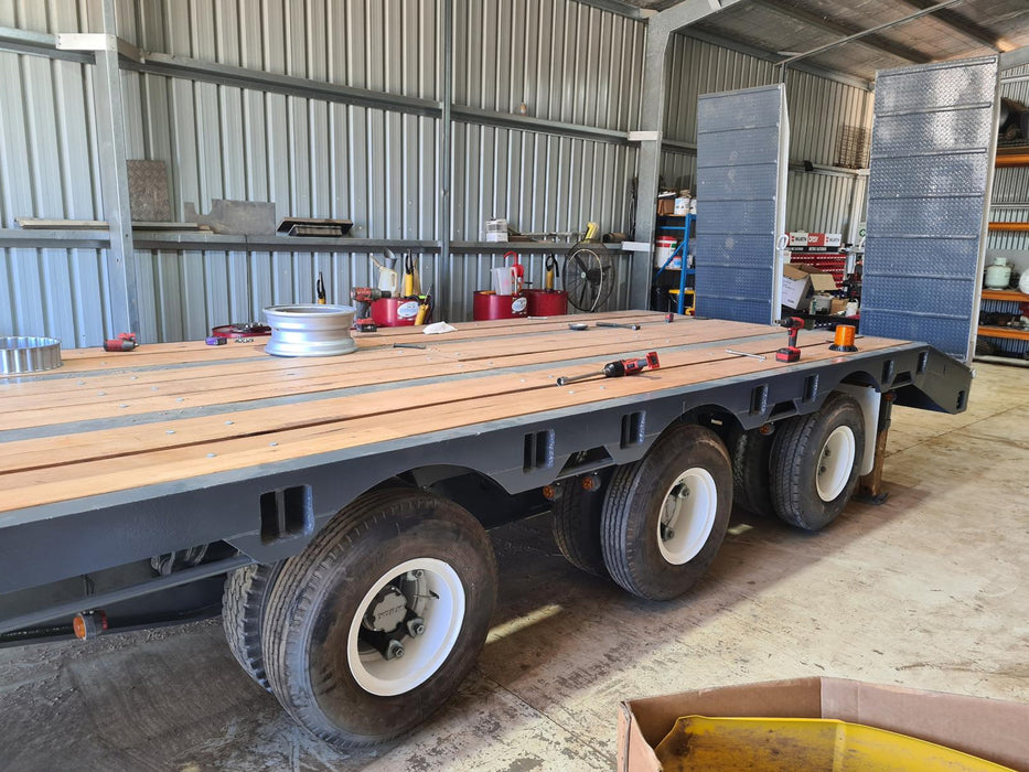 1989 LUSTY TRI-AXLE TAG TRAILER, 45,000 ATM RATED, HYDRAULIC RAMPS, RING FEDER