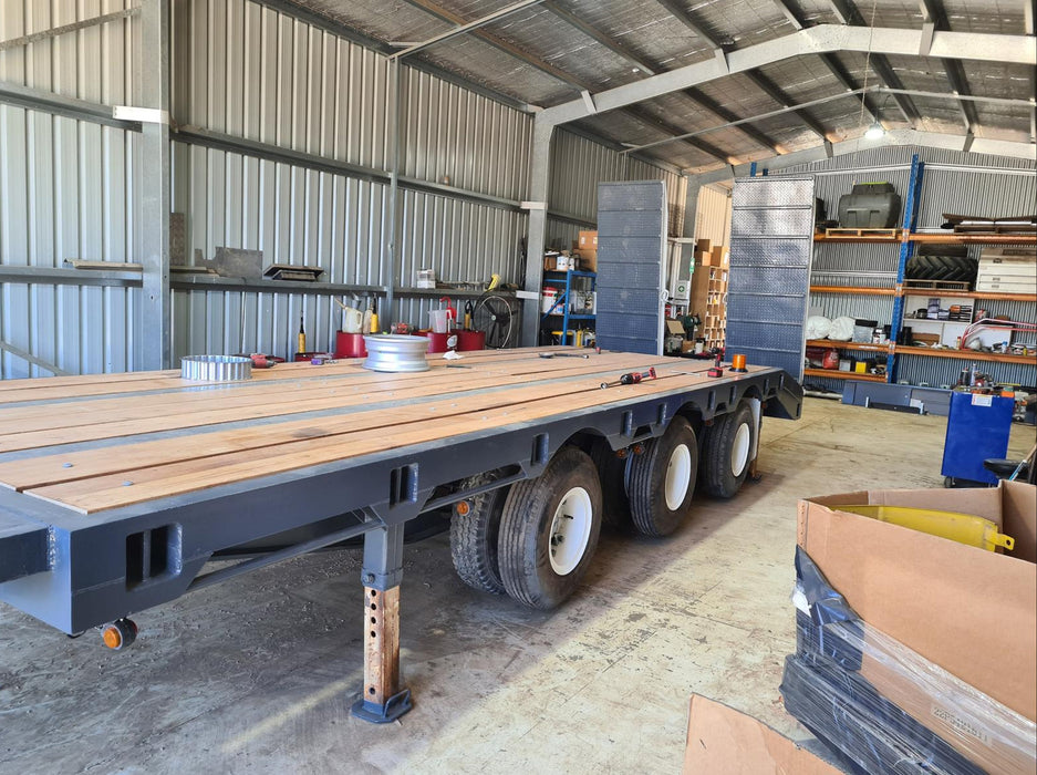 1989 LUSTY TRI-AXLE TAG TRAILER, 45,000 ATM RATED, HYDRAULIC RAMPS, RING FEDER