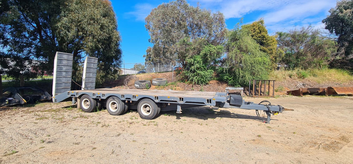1989 LUSTY TRI-AXLE TAG TRAILER, 45,000 ATM RATED, HYDRAULIC RAMPS, RING FEDER