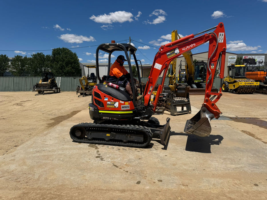 2022 KUBOTA U25 2.6T EXCAVATOR (M925) WITH HITCH, BUCKETS, 700 HOURS