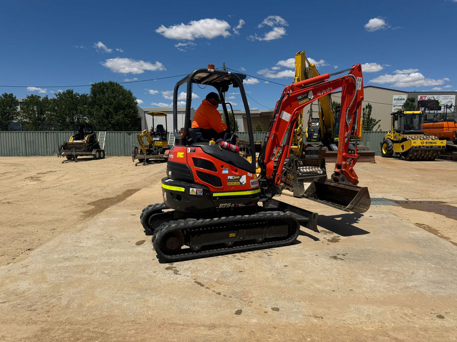 2022 KUBOTA U25 2.6T EXCAVATOR (M925) WITH HITCH, BUCKETS, 700 HOURS