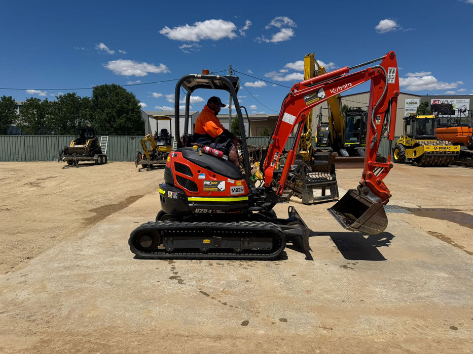 2022 KUBOTA U25 2.6T EXCAVATOR (M925) WITH HITCH, BUCKETS, 700 HOURS