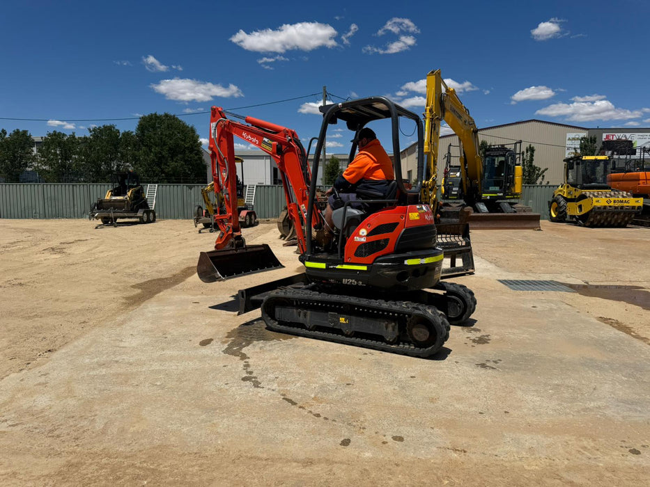 2022 KUBOTA U25 2.6T EXCAVATOR (M925) WITH HITCH, BUCKETS, 700 HOURS