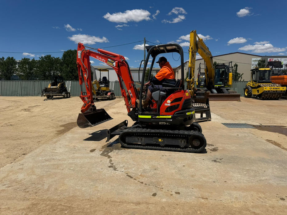 2022 KUBOTA U25 2.6T EXCAVATOR (M925) WITH HITCH, BUCKETS, 700 HOURS