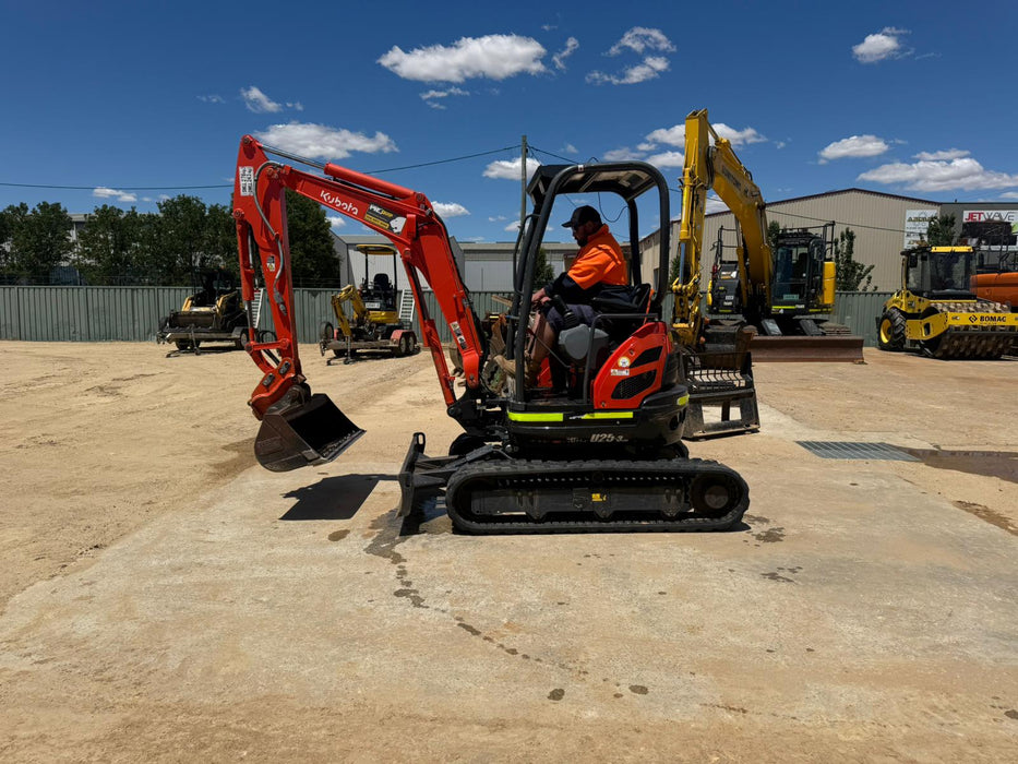 2022 KUBOTA U25 2.6T EXCAVATOR (M925) WITH HITCH, BUCKETS, 700 HOURS