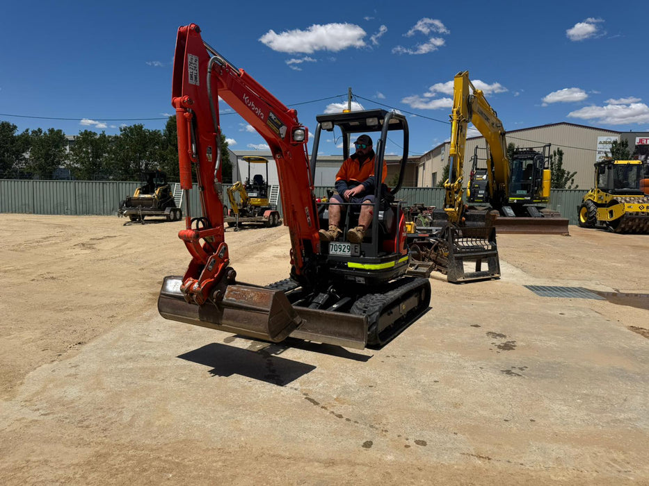 2022 KUBOTA U25 2.6T EXCAVATOR (M925) WITH HITCH, BUCKETS, 700 HOURS