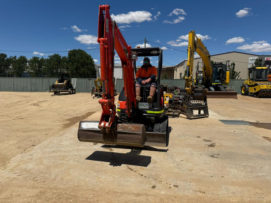 2022 KUBOTA U25 2.6T EXCAVATOR (M925) WITH HITCH, BUCKETS, 700 HOURS