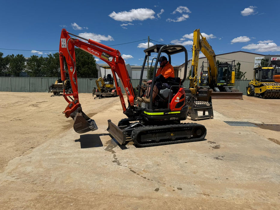 2022 KUBOTA U25 2.6T EXCAVATOR (M925) WITH HITCH, BUCKETS, 700 HOURS