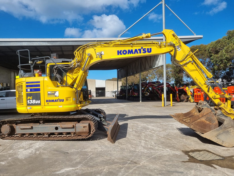 2021 KOMATSU PC138US-11 15T EXCAVATOR (E322) WITH 2940 HRS, HITCH AND BUCKETS