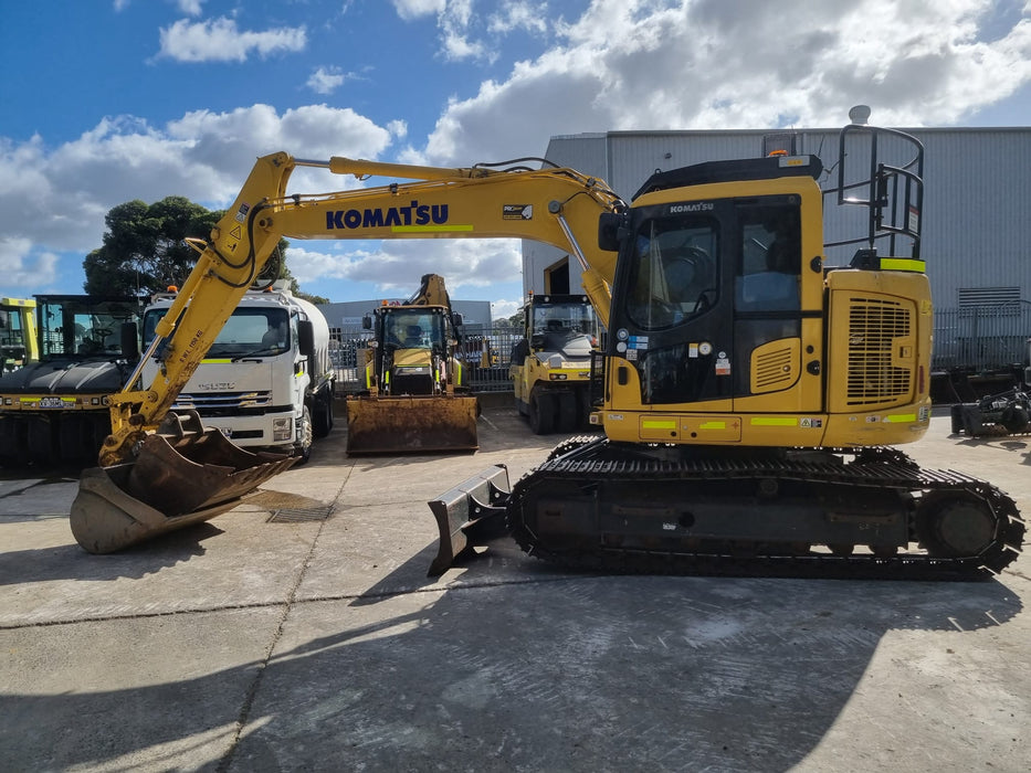 2021 KOMATSU PC138US-11 15T EXCAVATOR (E322) WITH 2940 HRS, HITCH AND BUCKETS